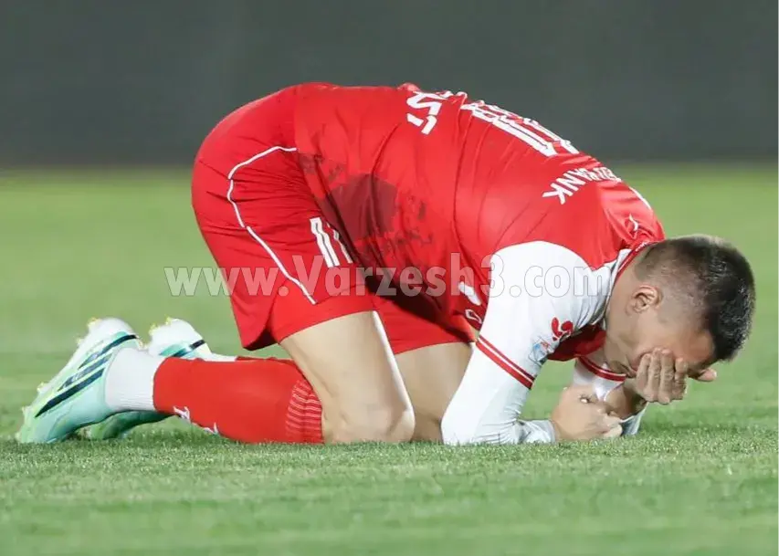 عذرخواهی با زبان بدن؛ / واکنش جالب مقصر اصلی شکست پرسپولیس! (عکس)