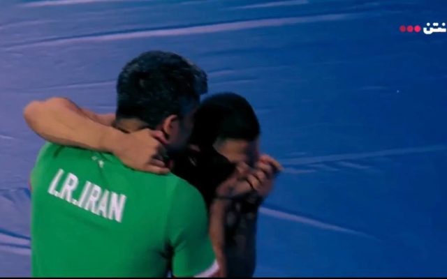 رحمان برنز گرفت و دست آقا مهدی را بوسید(عکس)