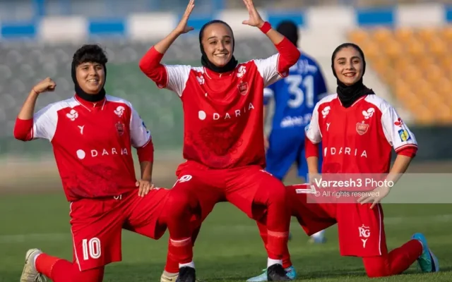 تلخ‌ترین قاب قرمزها از دربی/ گریه و ناراحتی شدید دختر تاریخ‌ساز پرسپولیس (عکس)