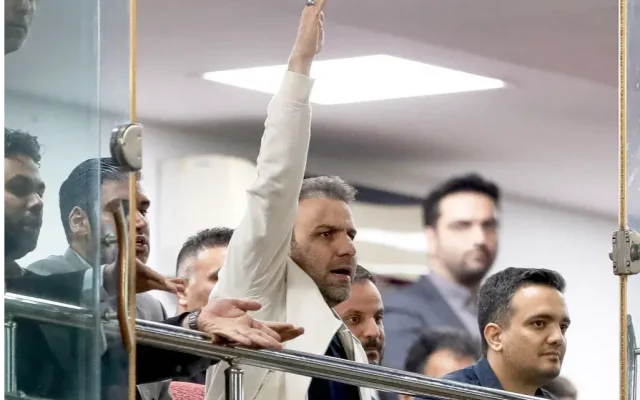 استرس زیاد مدیر سرخ‌ها دور از نیمکت کنار زمین/ محسن خلیلی در جایگاهی که به آن عادت ندارد (عکس)